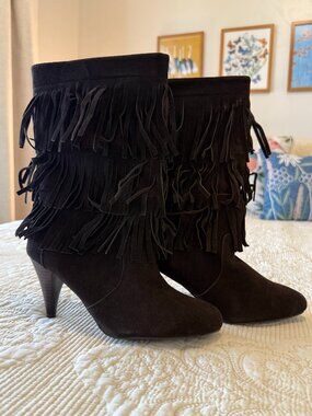 Chinese Laundry stylish black suede heeled boots, triple-tier fringe. Size 7